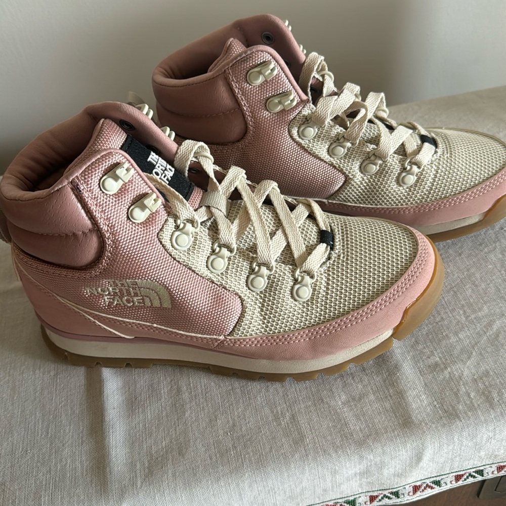 The North Face Back To Berkley Wmns Boots Size 7 US Never Worn